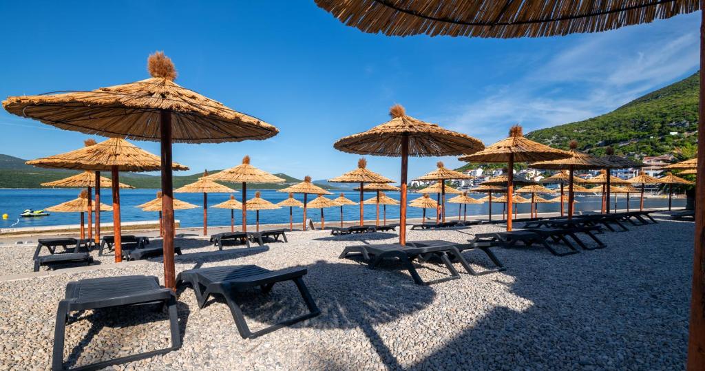 Pronađite savršenu ravnotežu odmora i uživanja u Marea Hotel & Spa 4* – destinaciji gdje vas očekuju udoban smještaj, moderna elegancija i nezaboravna atmosfera uz more!