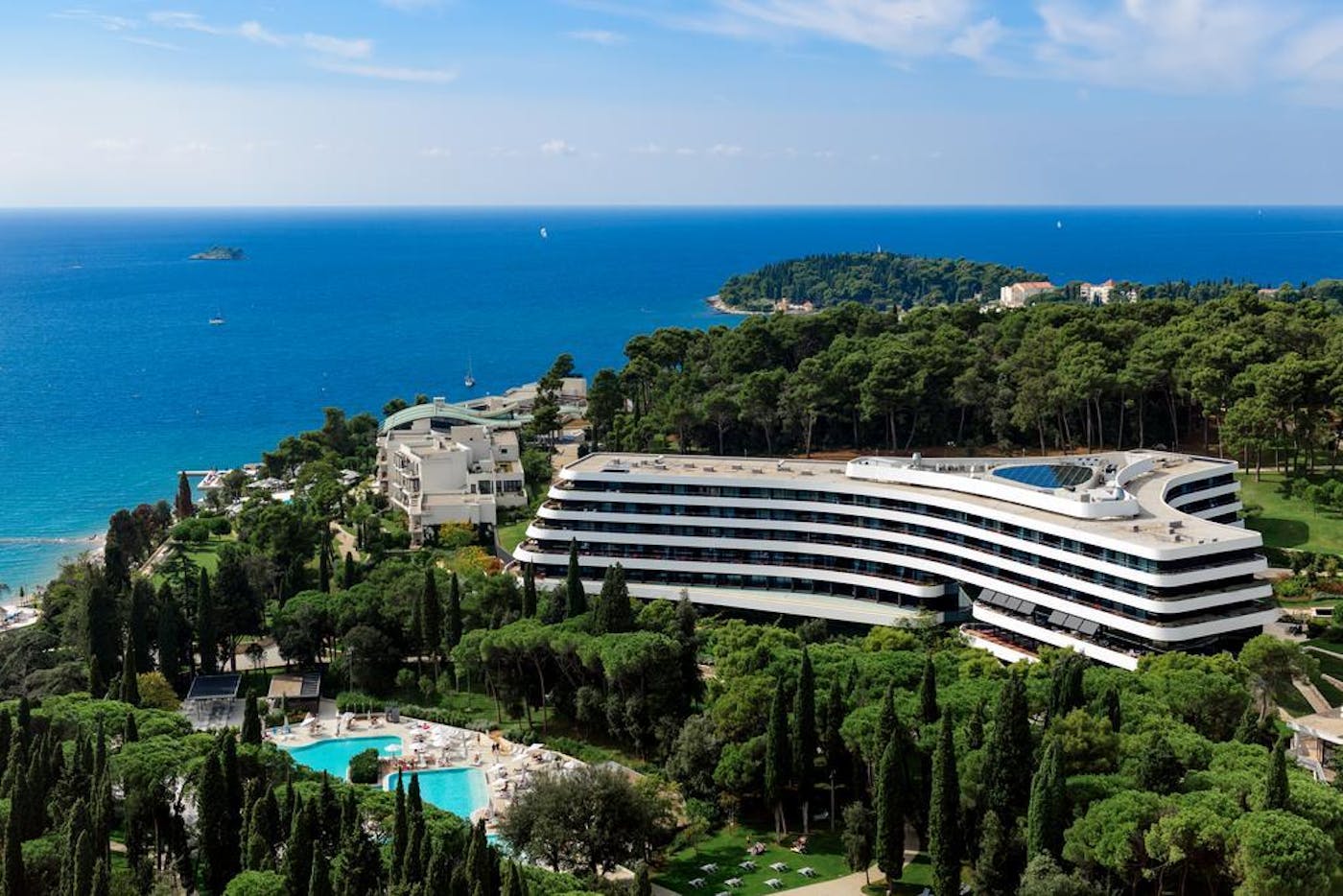 Uživajte u luksuznom boravku u Hotelu Lone u Rovinju uz polupansion, moderan dizajn, vrhunsku udobnost i čaroban ambijent istarske obale!