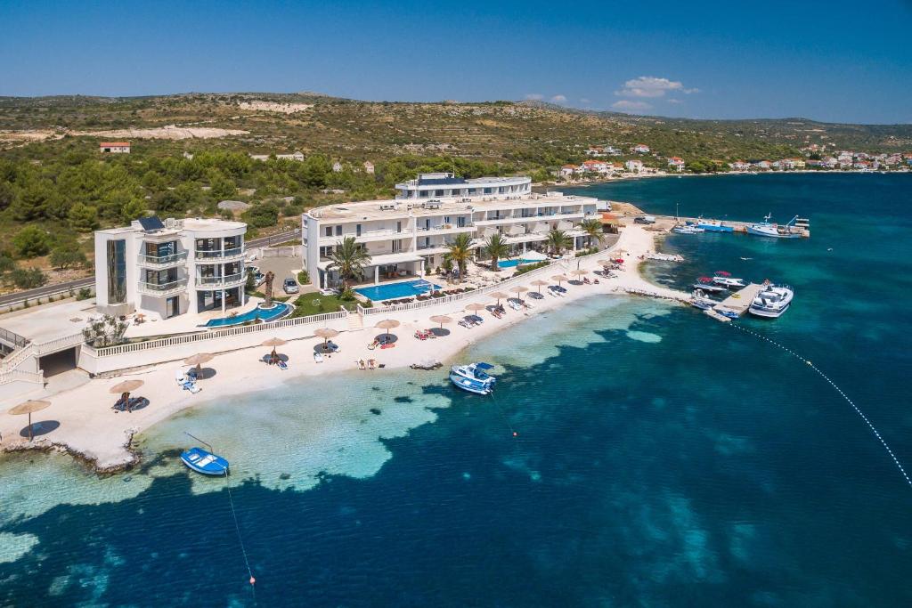Uživajte u savršenom spoju mora, vrhunske usluge i autentičnog dalmatinskog šarma – Perla Resort 4*, Rogoznica!