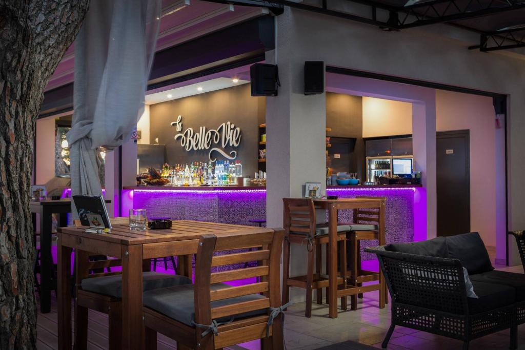 Prepustite se opuštanju uz more, vrhunsku udobnost i ALL INCLUSIVE LIGHT uslugu u Villi Arausana & Antonina 4* ili Villi Arausa 4* u Vodicama!