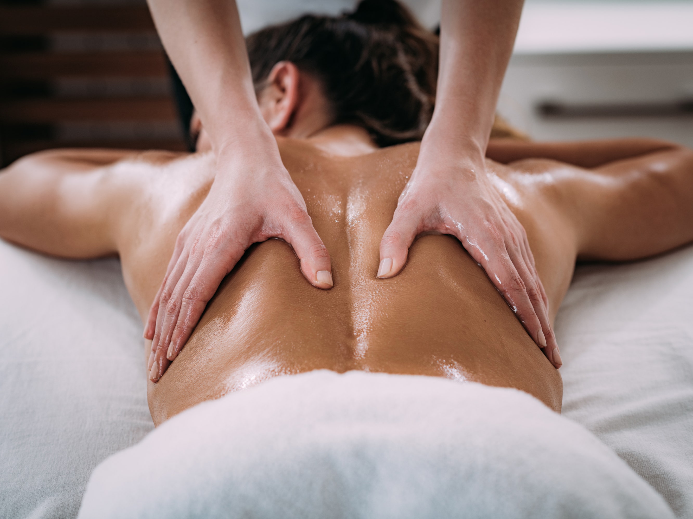Prepustite se blagodatima relax masaže i osjetite kako stres nestaje već nakon 60 minuta u Dora Beauty Bar-u!