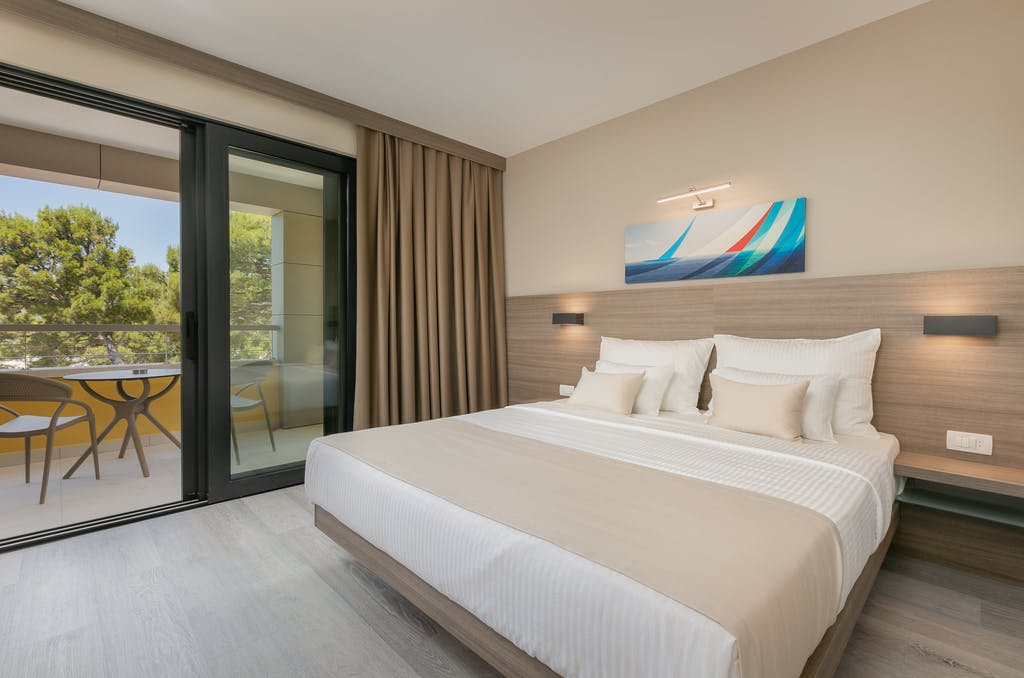 Uživajte u savršenom odmoru uz eleganciju, udobnost i vrhunsku uslugu u Hotelu Antonio 4* u predivnoj Makarskoj – stvoreno za potpuno uživanje!