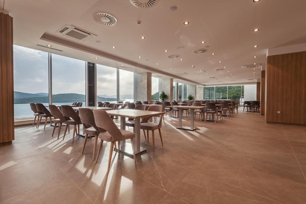Pronađite savršenu ravnotežu odmora i uživanja u Marea Hotel & Spa 4* – destinaciji gdje vas očekuju udoban smještaj, moderna elegancija i nezaboravna atmosfera uz more!