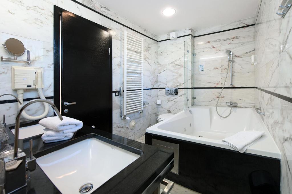 Hotel San Antonio 4* u Podstrani pruža savršen bijeg u svijet mira, okupan morem, suncem i autentičnim dalmatinskim ugođajem!