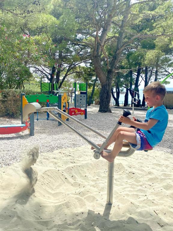 Family Resort Urania u Baškoj Vodi – savršeno mjesto za odmor u zelenoj oazi uz more, idealno za porodično uživanje, opuštanje i nezaboravne trenutke uz miris borova i šum valova!