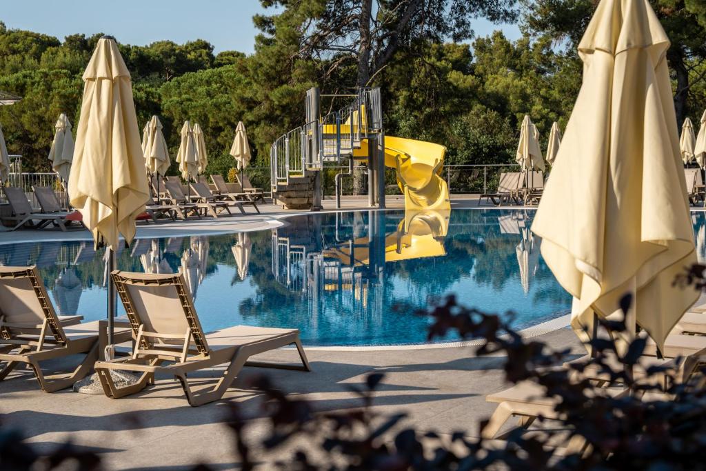 Family Hotel Adria 4* | All inclusive odmor u Biogradu na Moru – uživajte u borovoj šumi, bazenima, bogatoj animaciji i bezbrižnom odmoru za cijelu porodicu!