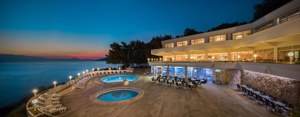 Magično ljeto na Hvaru I Smjestite se uz borovu šumu u neposrednoj blizini mora i priuštite si savršen odmor u Fontana Resort 2*!