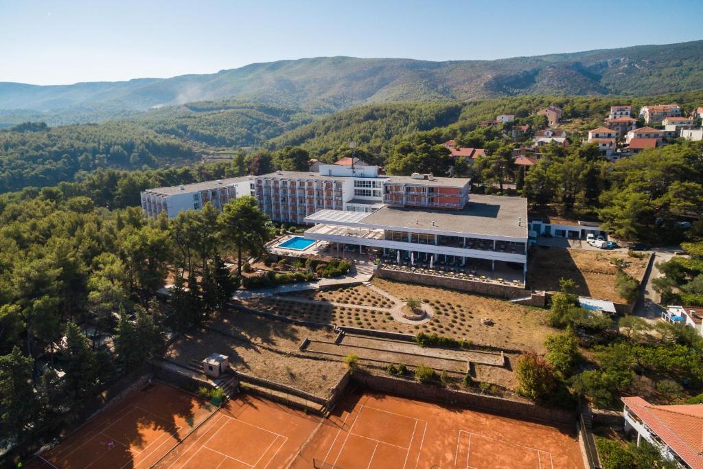 Hotel Hvar 3* I Doživite autentični mediteranski ugođaj u Jelsi gdje priroda i more pričaju svoju priču!