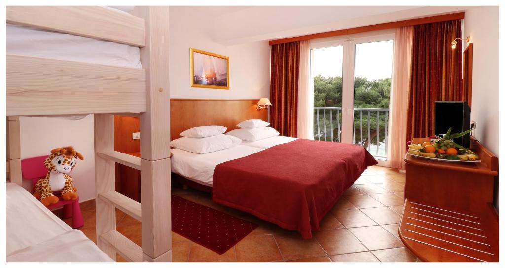 Hotel Zora 3*, Primošten | Uživajte u savršenom spoju romantike i prirodnih ljepota uz šljunčane plaže Jadrana!
