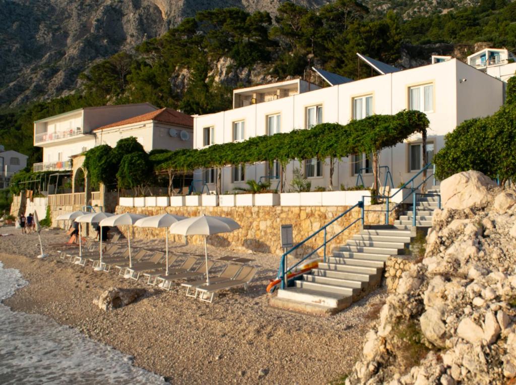 Vaš savršeni bijeg uz more počinje u Beach Hotelu Croatia 3* – uživajte u udobnosti, miru i ljepotama Drašnica na Jadranskoj obali!