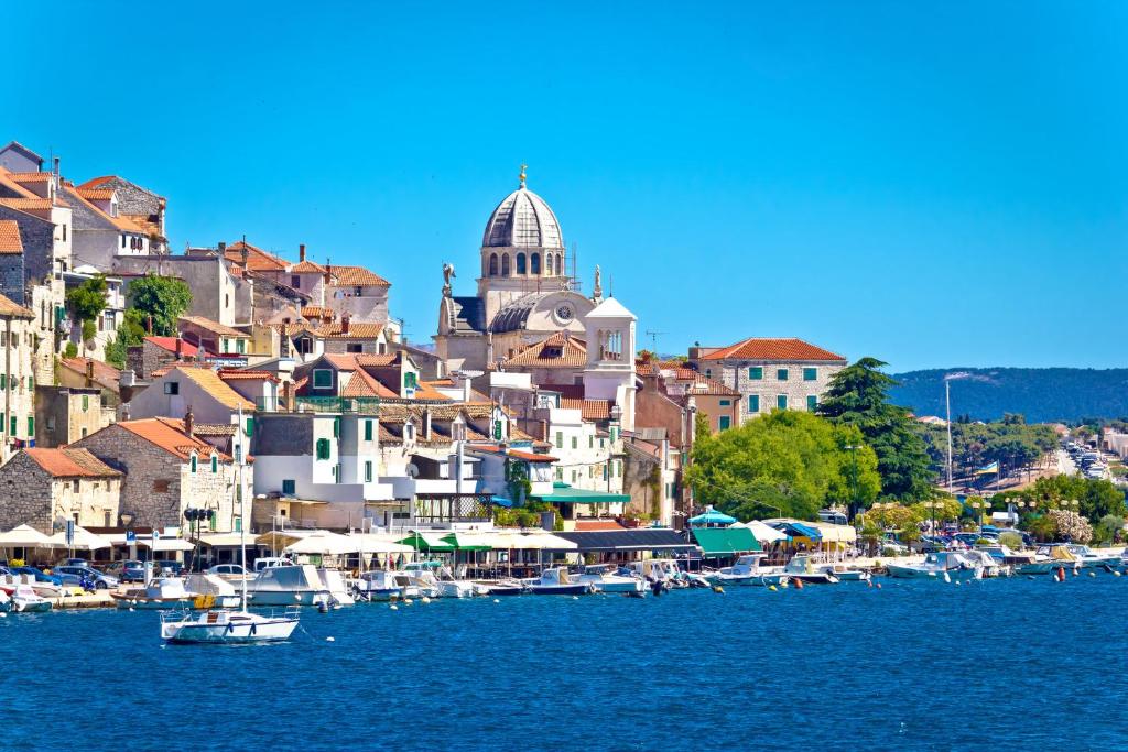 Prepustite se opuštanju uz more, vrhunsku udobnost i ALL INCLUSIVE LIGHT uslugu u Villi Arausana & Antonina 4* ili Villi Arausa 4* u Vodicama!
