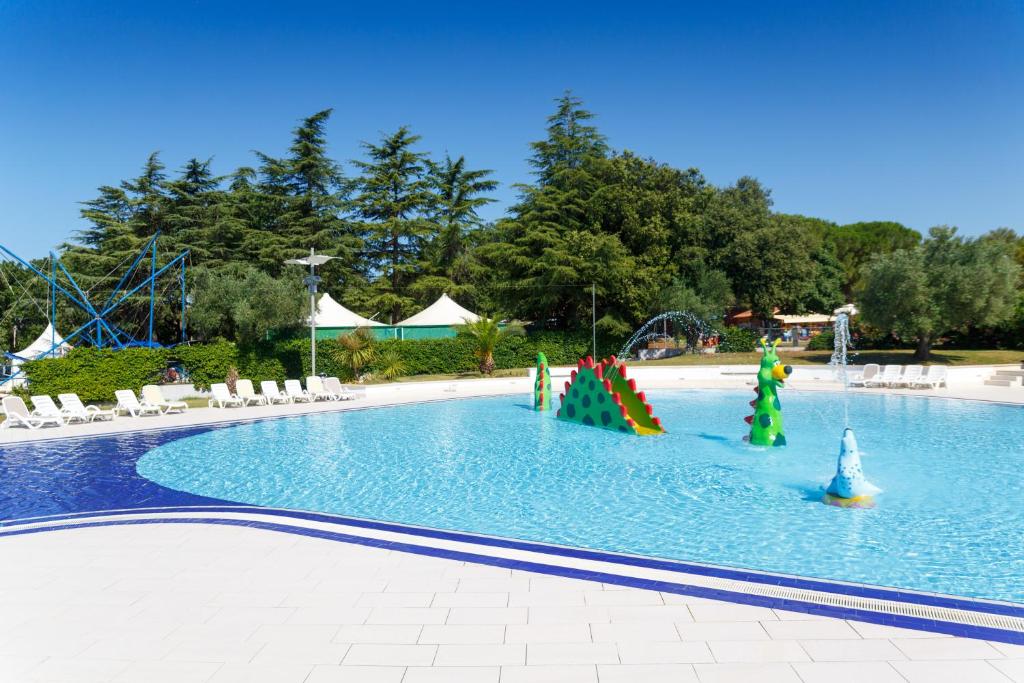 Kamp Polari, Rovinj I Uživajte u odmoru okruženi stoljetnim maslinama, borovim šumama i kristalno čistim morem u srcu Istre!