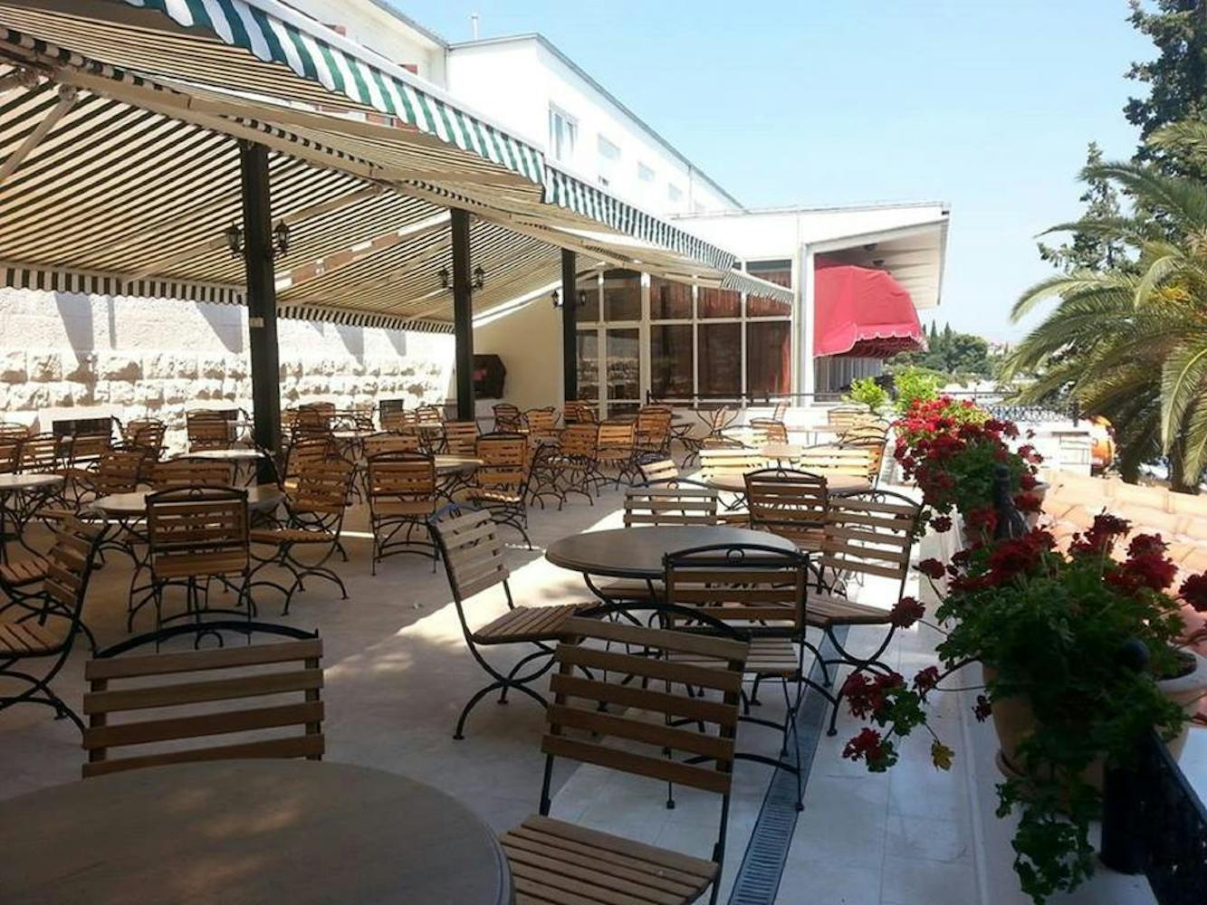 Provedite nezaboravan odmor u Hotelu Val 3* ex Hotel Jadran 3* u Segetu Donjem, gdje vas očekuju udobnost, opuštajuća atmosfera i položaj uz samu obalu!