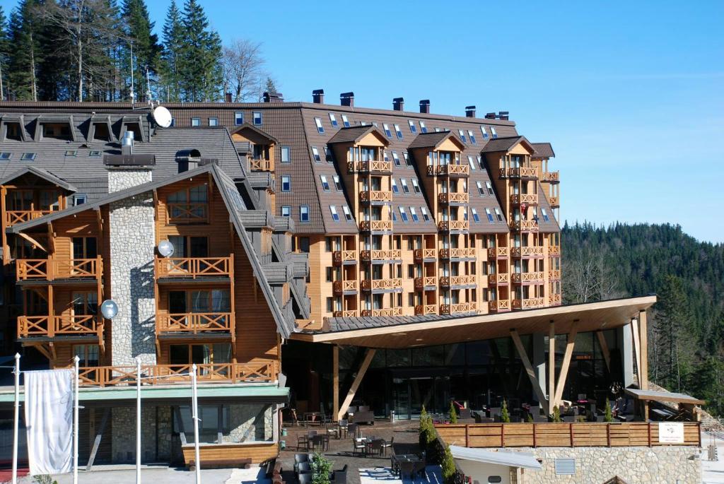 Otkrijte čari ljeta na planini kroz spoj prirodnog mira i vrhunskog Wellness & Spa opuštanja u Aparthotelu Vučko 4*, Jahorina!