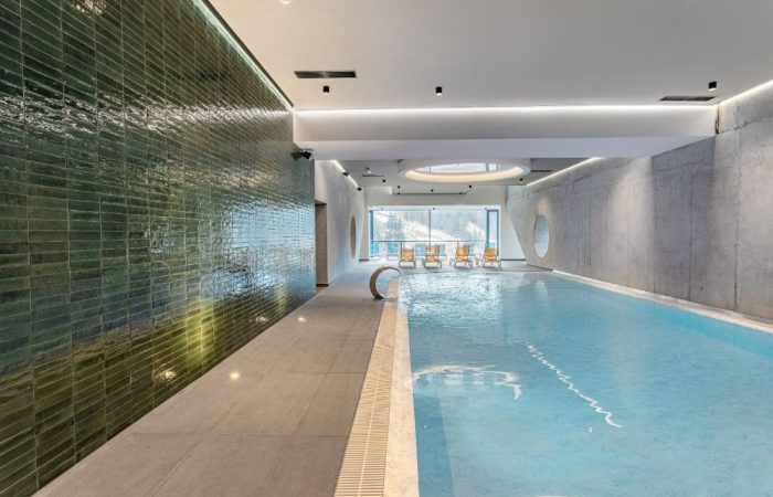 Opustite se u čarima Bjelašnice uz vrhunski Wellness & Spa u Hotelu Nomad 4* – uživajte u prekrasnom pogledu na Babin Do i miru planinskog okruženja!