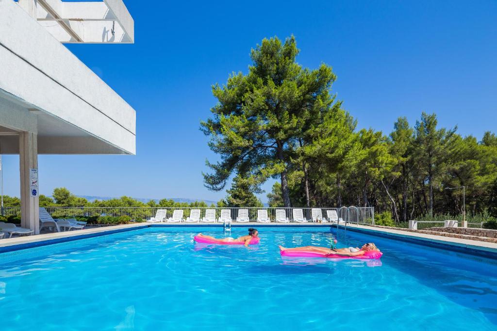 Hotel Hvar 3* I Doživite autentični mediteranski ugođaj u Jelsi gdje priroda i more pričaju svoju priču!