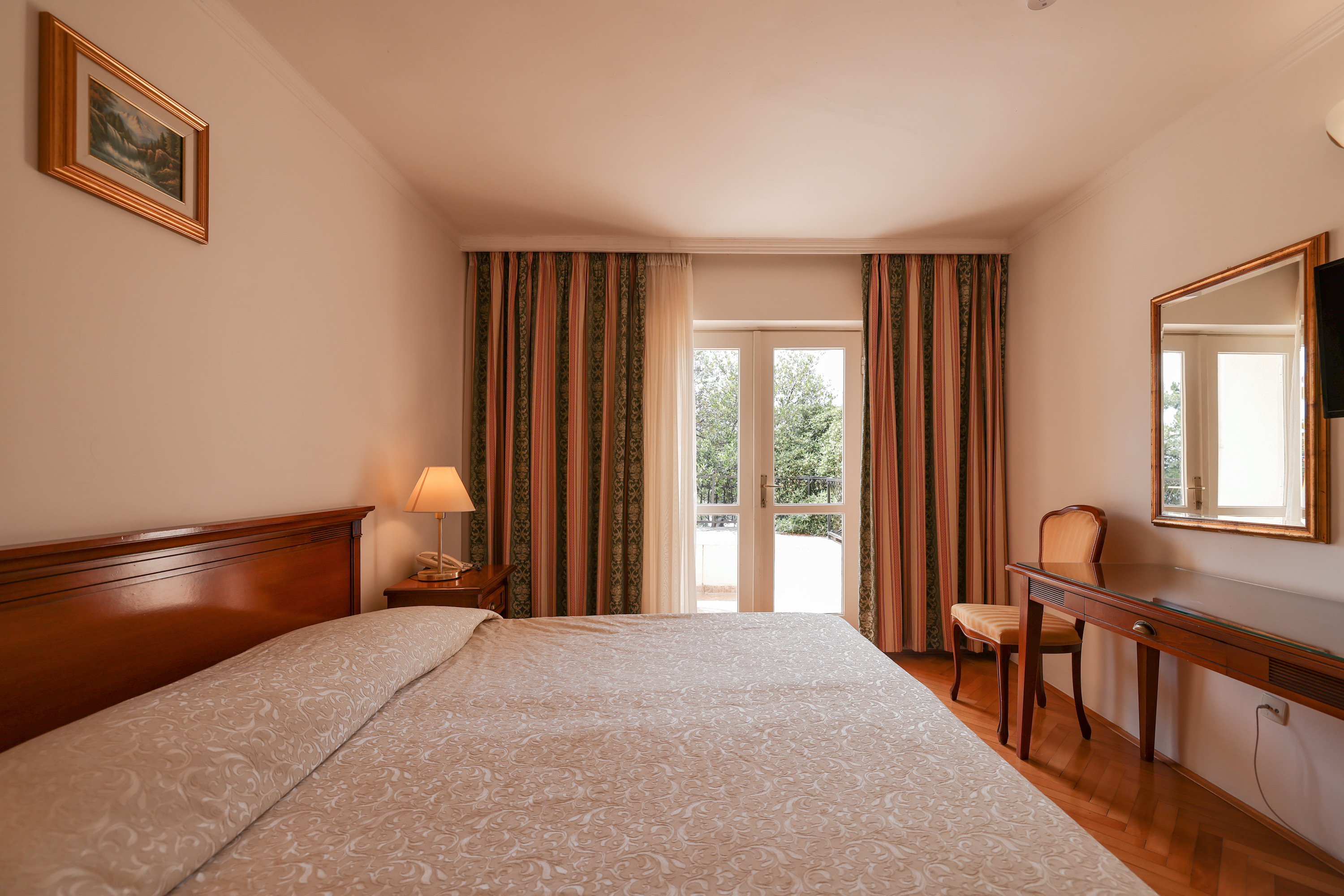 Otputujte u Seget Donji | Provedite nezaboravan trodnevni odmor za dvije osobe u Hotelu Val 3* ex. Hotel Jadran 3* smještenom tik uz more i u okruženju borove šume!