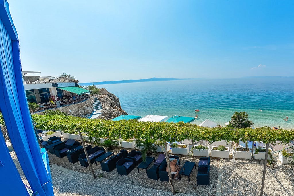 Vaš savršeni bijeg uz more počinje u Beach Hotelu Croatia 3* – uživajte u udobnosti, miru i ljepotama Drašnica na Jadranskoj obali!