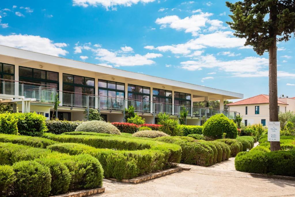 Uživajte u ljepotama Brača uz boravak u Aminess Vival Velaris Resortu 4*, okruženom mediteranskim zelenilom i kristalno čistim morem!