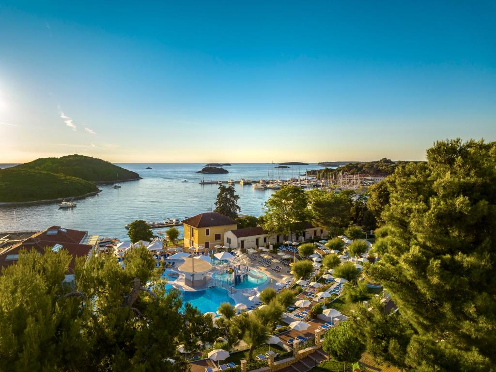 Otkrijte čarobni Resort Belvedere 4* u Vrsaru i prepustite se savršenom spoju mora, mira i uživanja u vašoj idiličnoj destinaciji za odmor!