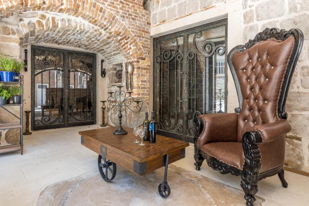 Doživite autentičnost Splita kroz tradicionalnu arhitekturu i savremeni komfor – Heritage Palace Varoš 4*!