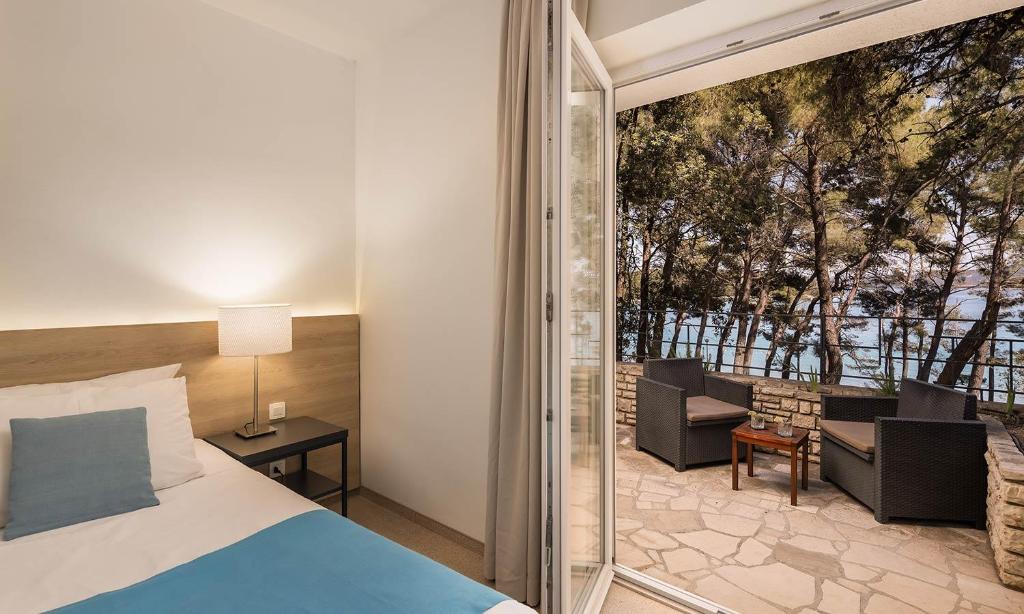 Doživite čarobne trenutke na Hvaru u Aminess Younique Senses Resortu 4* uz kristalno more, mediteransku prirodu i potpuni osjećaj mira!
