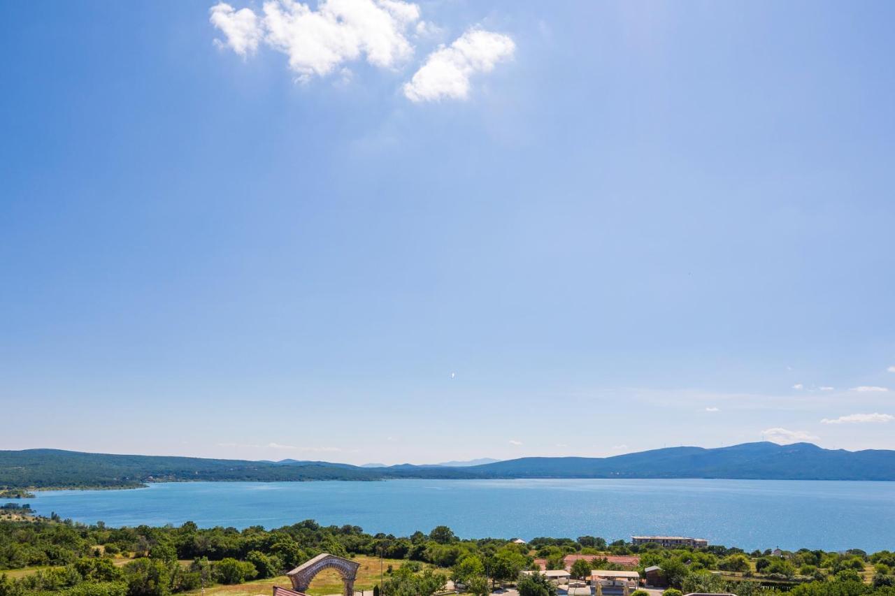 Tomislavgrad – uživajte u jedinstvenom ambijentu Eco sela Grabovica, gdje se priroda i mir spajaju uz predivan pogled na Buško jezero!