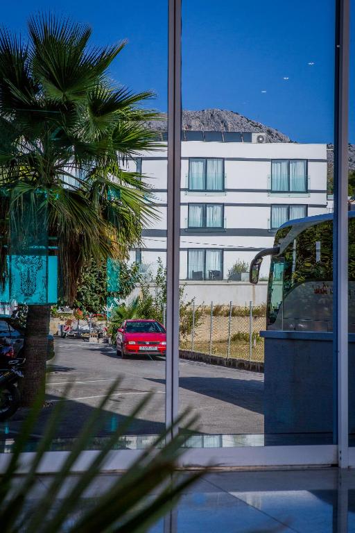 Jona Rooms Podstrana – uživajte u savršenom spoju mediteranskog ugođaja, blizine mora i elegantnog smještaja za odmor ispunjen uživanjem!