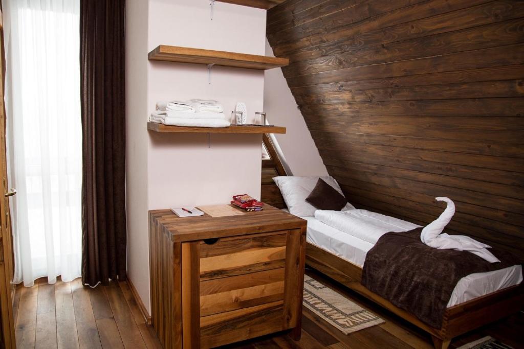 Doživite potpuni odmor u Motelu Babino Brdo 4*, Derventa – uživajte u čistom zraku i predivnom pogledu na grad iz udobnih soba ili bungalova!