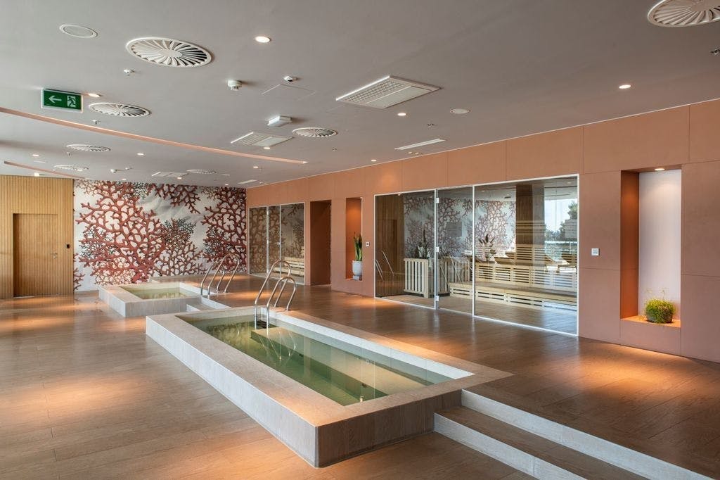 Radisson Blu Resort Split 5* – uživajte u vrhunskom luksuzu, raskošnom Wellness & Spa doživljaju i savršenom spoju elegancije, udobnosti i potpunog opuštanja!