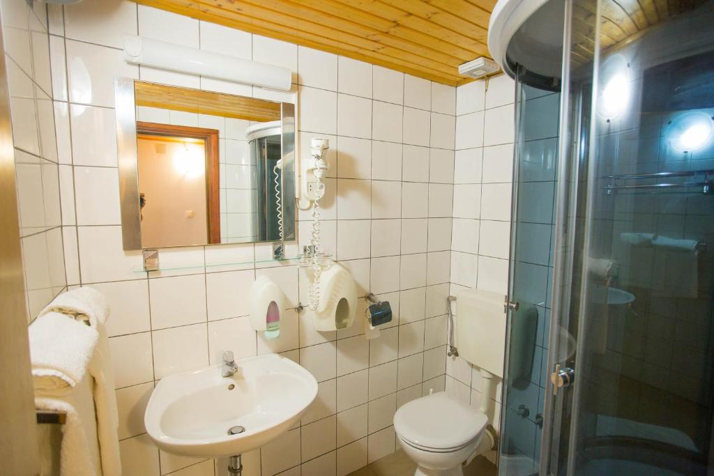 Gradac u najljepšem izdanju – uživajte u kristalno čistom moru, romantičnom ambijentu i udobnosti Aparthotela Pecić!