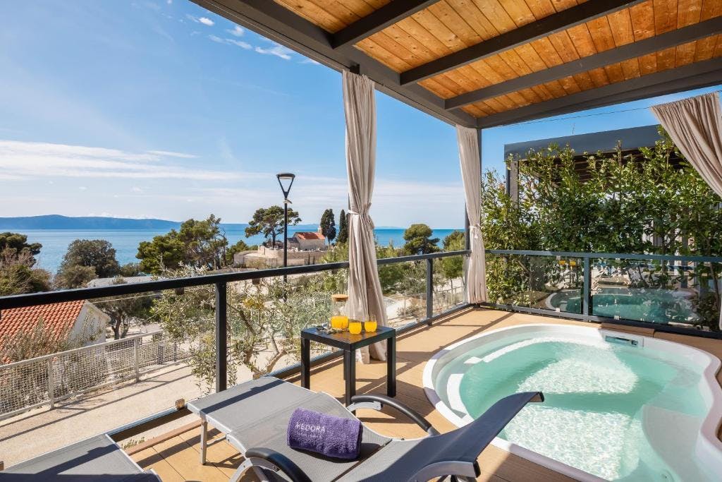 Medora Orbis Camping & Glamping I Okupite voljene i istražite ljepotu Podgore kroz opuštajući porodični odmor u prelijepom mediteranskom okruženju!