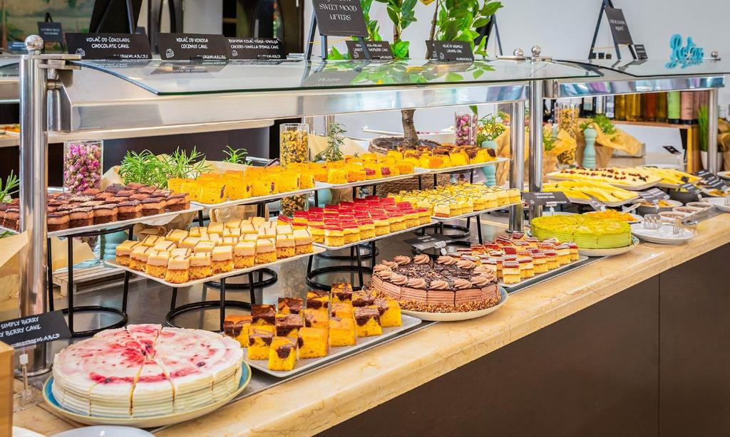 Mediteranski raj na Braču u Aminess Vival Velaris Resortu 4* – romantična atmosfera, mirisni zrak i nezaboravne avanture na moru!