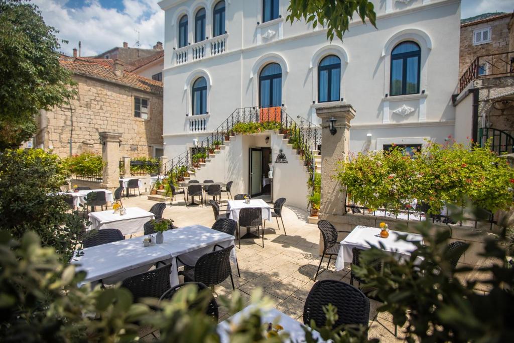 Heritage Hotel Porin 4* – savršen izbor za sve koji žele doživjeti Makarsku kroz spoj tradicije, elegancije i autentičnog dalmatinskog ambijenta!