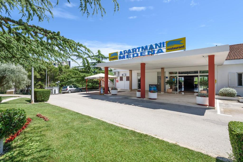 Uživajte u danima ispunjenim suncem, morem i mediteranskim šarmom u Apartmanima Medena 4* – mjestu gdje svaki trenutak postaje posebna uspomena!