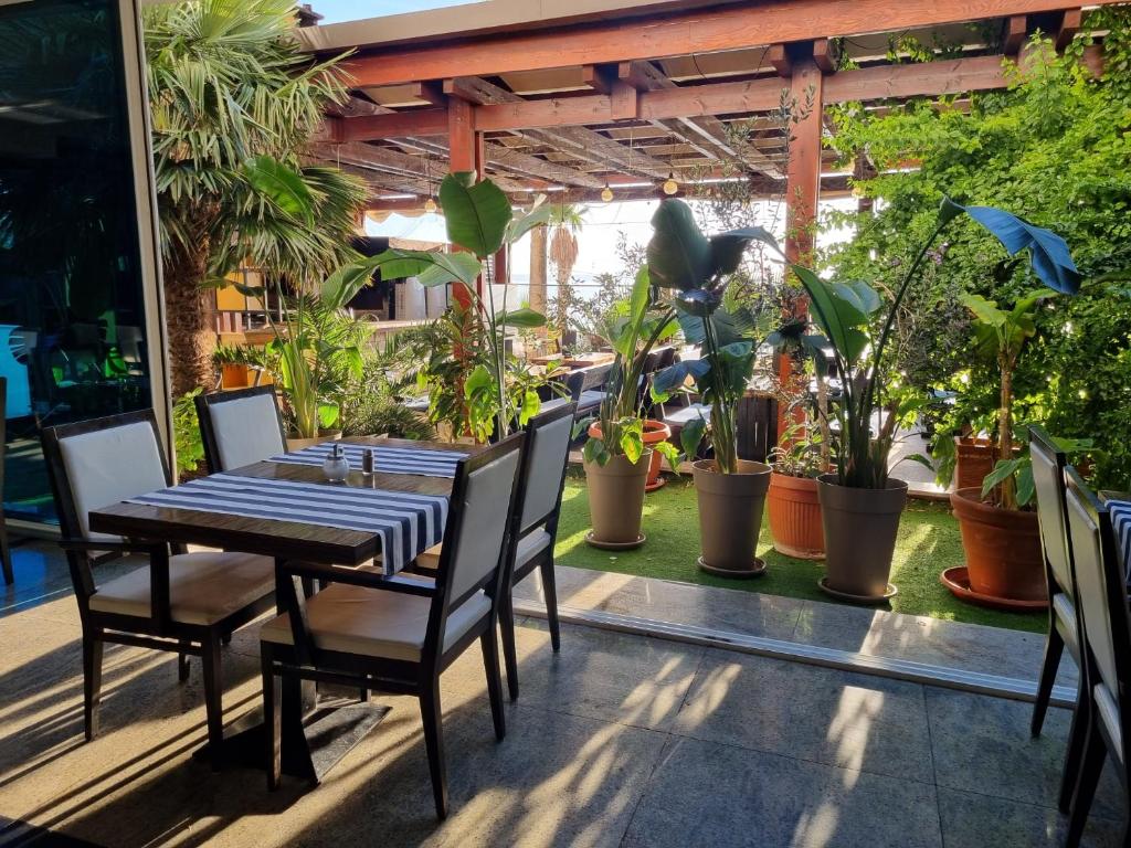 Jona Rooms Podstrana – uživajte u savršenom spoju mediteranskog ugođaja, blizine mora i elegantnog smještaja za odmor ispunjen uživanjem!