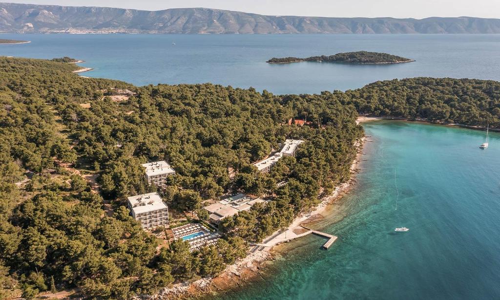 Vaš savršen odmor na Hvaru – uživajte u spoju netaknute prirode, mora i mirisa borove šume u Aminess Younique Senses Resortu 4*, idealnom mjestu za potpuni bijeg i opuštanje!