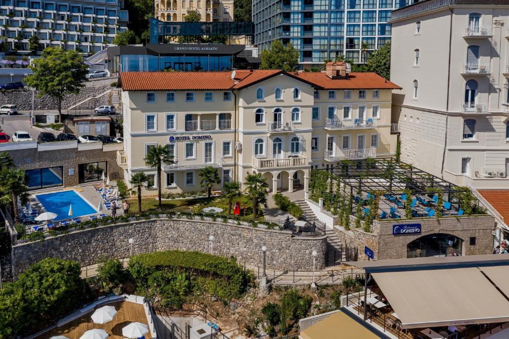 Hotel Domino 4* pruža miran i elegantan ambijent u neposrednoj blizini mora i šetnice Lungomare, savršen za ugodan odmor u Opatiji!