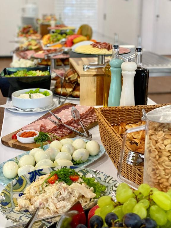 Family Resort Urania u Baškoj Vodi – savršeno mjesto za odmor u zelenoj oazi uz more, idealno za porodično uživanje, opuštanje i nezaboravne trenutke uz miris borova i šum valova!