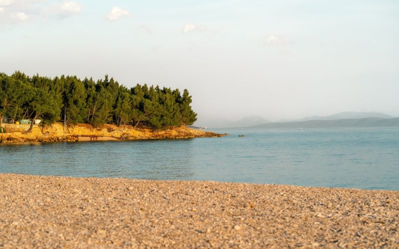 Alemaris Resort 3* – zakoračite u mirniju stranu Dalmacije i uživajte u jesenskim danima uz more, borovu šumu i prekrasan ambijent Baškog Polja!