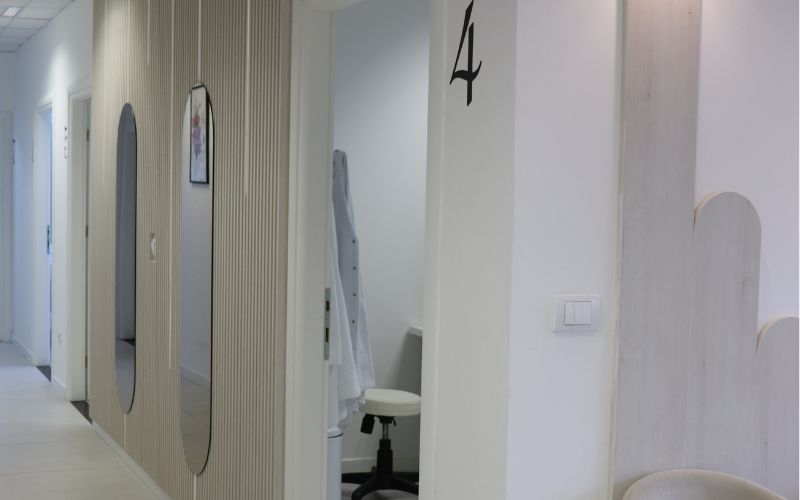 Posvetite pažnju zdravlju svoje kože – obavite stručni dermatološki pregled u Našoj klinici i napravite važan korak ka pravovremenom otkrivanju promjena na koži!