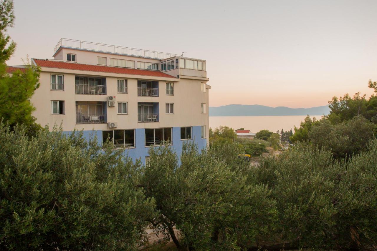 Gradac u najljepšem izdanju – uživajte u kristalno čistom moru, romantičnom ambijentu i udobnosti Aparthotela Pecić!