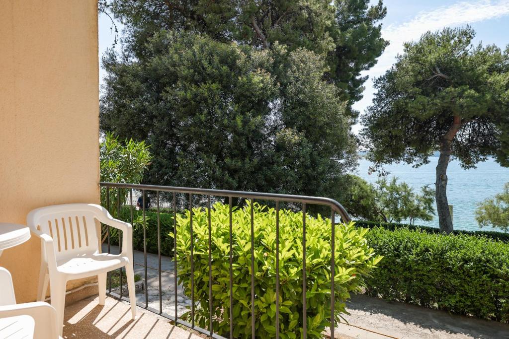 Uživajte u čarobnom odmoru u Hotelu Val 3* ex Hotel Jadran 3* u Segetu Donjem, mjestu gdje se mediteranska elegancija, mir i blizina mora pretvaraju u nezaboravno iskustvo!