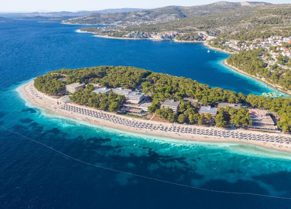 Hotel Zora 3*, Primošten | Uživajte u savršenom spoju romantike i prirodnih ljepota uz šljunčane plaže Jadrana!