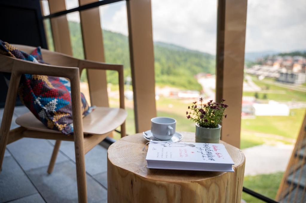 Opustite se u čarima Bjelašnice uz vrhunski Wellness & Spa u Hotelu Nomad 4* – uživajte u prekrasnom pogledu na Babin Do i miru planinskog okruženja!