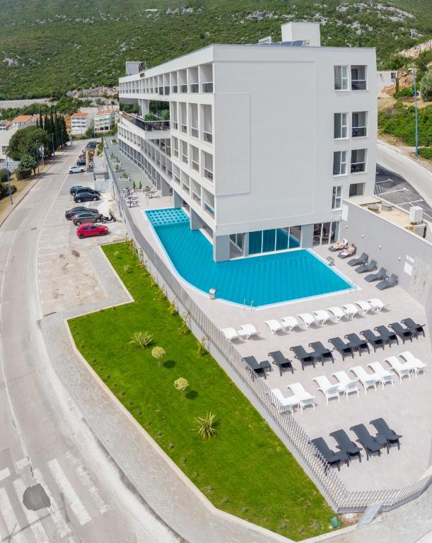 Pronađite savršenu ravnotežu odmora i uživanja u Marea Hotel & Spa 4* – destinaciji gdje vas očekuju udoban smještaj, moderna elegancija i nezaboravna atmosfera uz more!