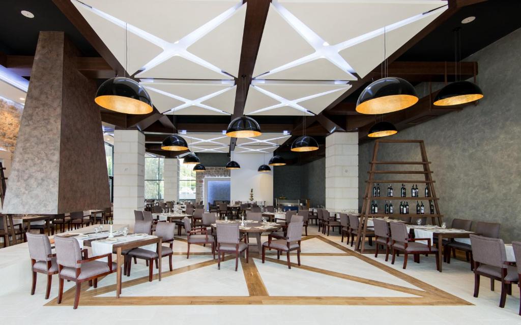 Provedite nezaboravne trenutke u Grand Hotelu Neum 4* uz spektakularan pogled na more, udobnost i opuštanje u veličanstvenom Wellness & Spa centru!