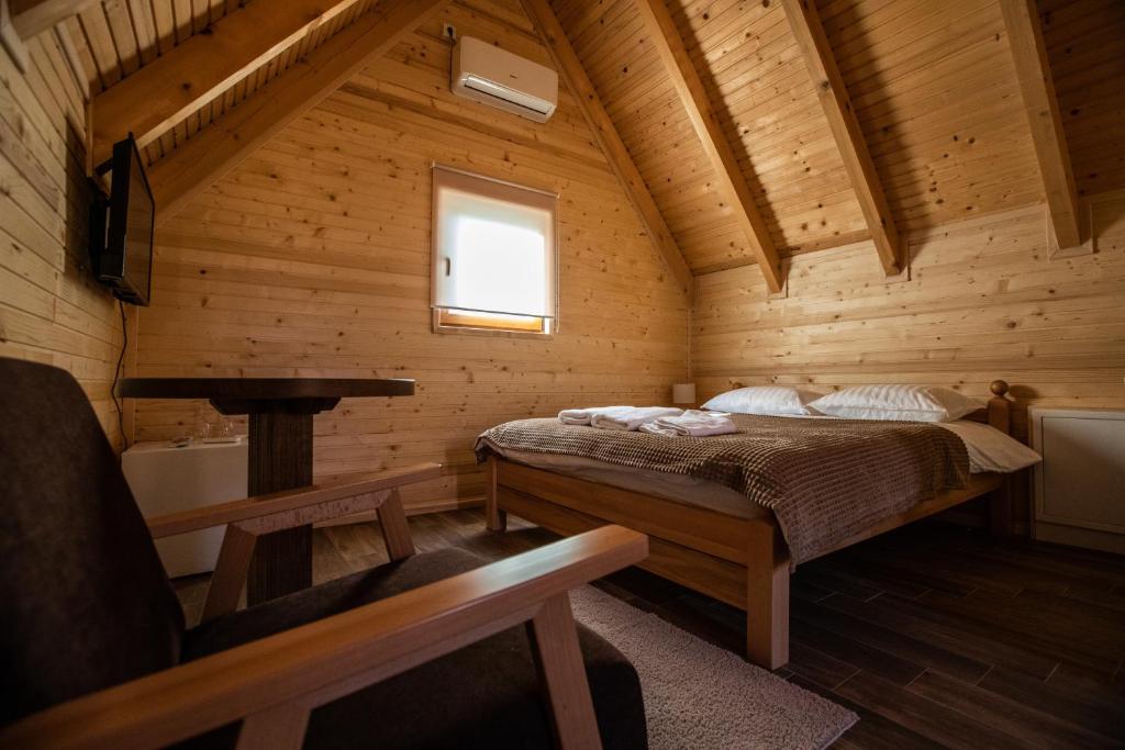 Doživite potpuni odmor u Motelu Babino Brdo 4*, Derventa – uživajte u čistom zraku i predivnom pogledu na grad iz udobnih soba ili bungalova!