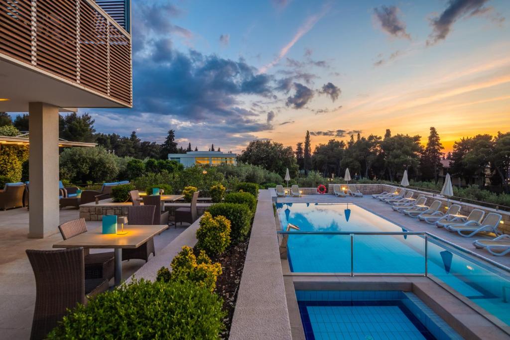 Brač, borova šuma i morski pejzaž koji smiruje – Aminess Vival Velaris Resort 4* savršeno mjesto za opuštajući odmor!