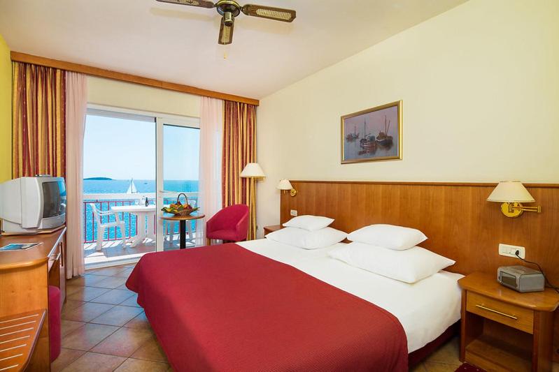 Hotel Zora 3*, Primošten | Uživajte u savršenom spoju romantike i prirodnih ljepota uz šljunčane plaže Jadrana!